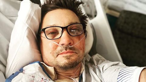 Una foto pubblicata sull'account Instagram di Renner mostra l'attore in un letto d'ospedale con ferite al volto.