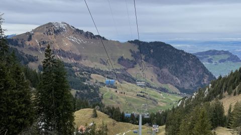 Otra imagen muestra la falta de nieve en Klewenalp, Suiza.
