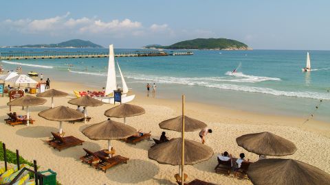 Playa de la bahía de Yalong en la isla de Hainan.