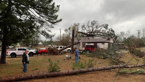 Una casa danneggiata da forti venti viene vista in Arkansas il 2 gennaio 2023.