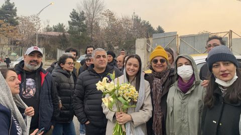 Alidoosti pictured with friends outside Evin prison.  Taraneh Alidoosti: Iranian authorities release prominent actress on bail 230104152949 02 taraneh alidoosti 010423