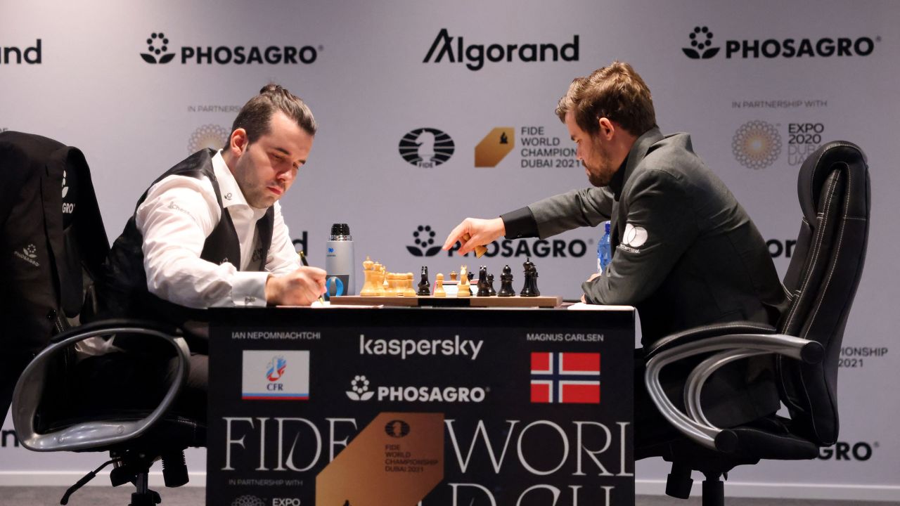 Ian Nepomniachtchi and Magnus Carlsen play on November 26, 2021.