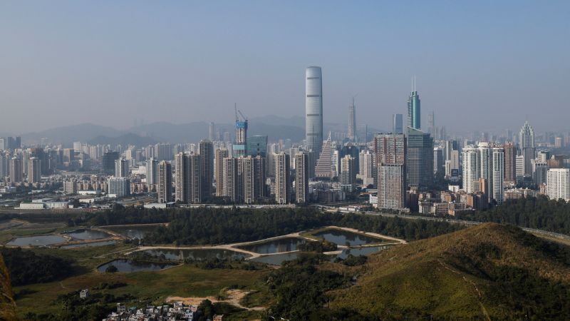 Photo of China öffnet nach drei Jahren strenger Kontrolle seine Grenze zu Hongkong