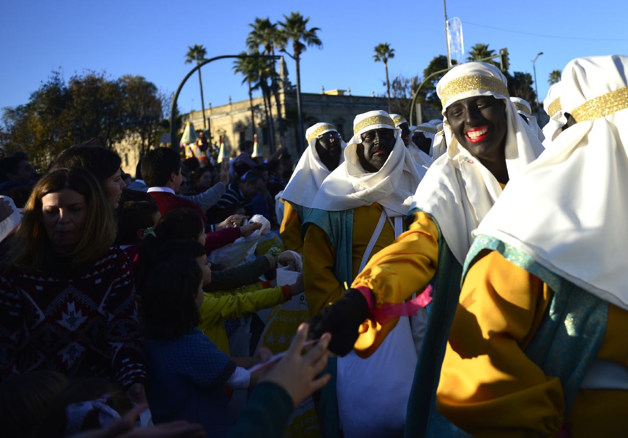 People at the parades wear blackface to emulate Balthazar.