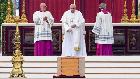 Franciscus staat naast de kist van Benedictus tijdens zijn uitvaartdienst op het Sint-Pietersplein, het Vaticaan, op 5 januari 2023. 