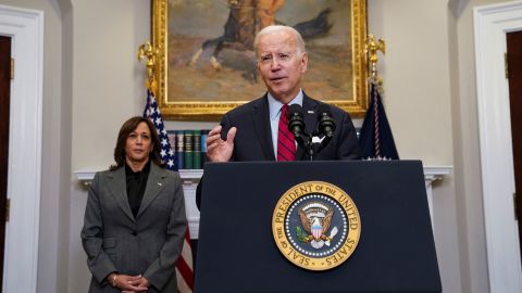 O presidente Joe Biden é ladeado pela vice-presidente Kamala Harris enquanto fala sobre a segurança e aplicação da fronteira EUA-México na Casa Branca em 5 de janeiro de 2023. 