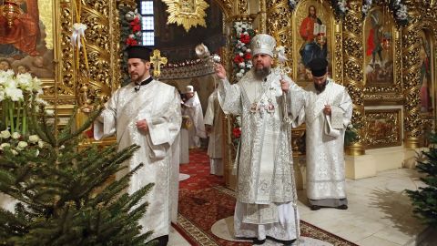 Primado de la Iglesia Ortodoxa de Ucrania, Metropolitano de Kyiv y Ucrania Epifanii preside la liturgia divina en la Catedral de San Miguel con cúpula dorada en Kyiv en Navidad, 7 de diciembre de 2021.