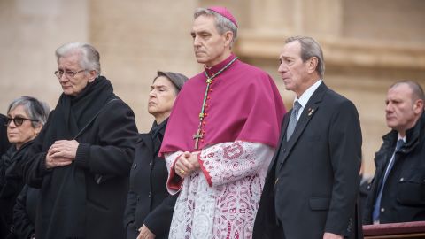 Miembros de los fieles, incluido Georg Ganswein (segundo desde la derecha), arzobispo de la Curia y secretario privado durante mucho tiempo del difunto Benedicto, están en la audiencia.