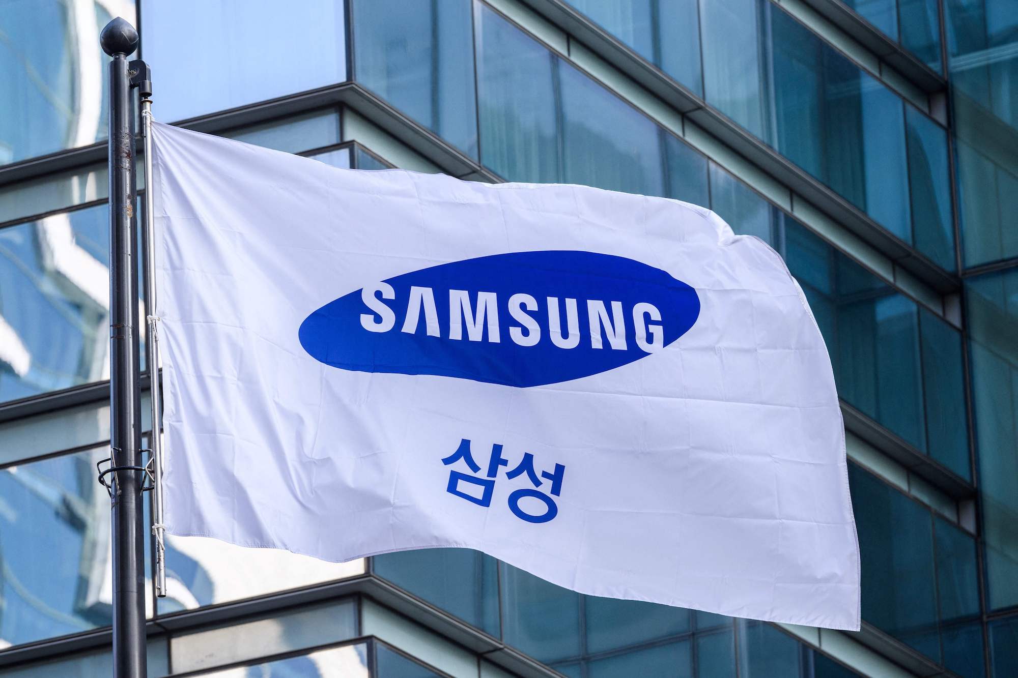 Run-out sale or running scared? Samsung slashes $300 off the price