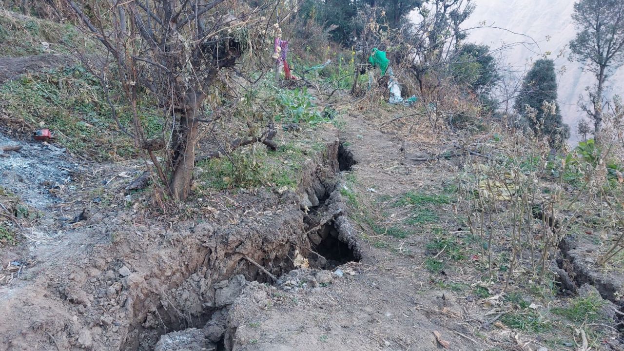 Since December 2022, new cracks have developed in Joshimath. The Indian city, which is considered sacred by many Hindus, serves as a key gateway to several Himalayan mountain trails.