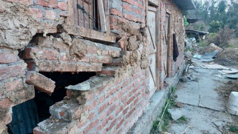 As rachaduras tornaram centenas de edifícios inabitáveis. 