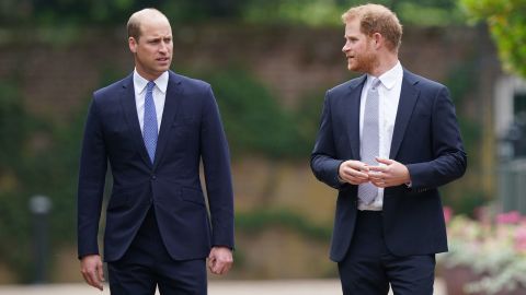 Le prince William et le prince Harry arrivent pour le dévoilement d'une statue qu'ils ont commandée à leur mère Diana, princesse de Galles, au palais de Kensington à Londres, en Angleterre, le 1er juillet 2021.