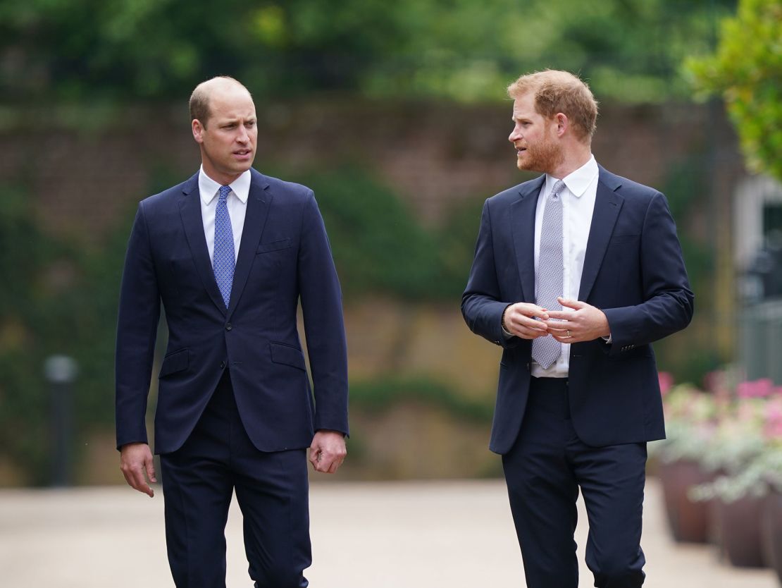 Prins William en Prins Harry arriveren voor de onthulling van een standbeeld dat ze in juli 2021 voor hun moeder, Diana, prinses van Wales, hebben laten maken in Kensington Palace in Londen.