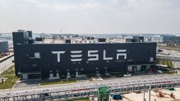  Изглед от въздуха на Tesla Shanghai Gigafactory на 29 март 2021 г. в Шанхай, Китай. Съобщава се, че Tesla Shanghai Gigafactory произвежда превозни средства със скорост от около 450 000 автомобила годишно. class=