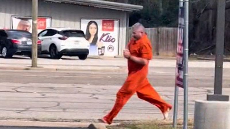 Inmate caught on camera escaping police in Texas | CNN