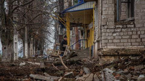 6 नवंबर, 2022 को यूक्रेन के दोनेत्स्क क्षेत्र के सिवरस्क में रूसी गोलाबारी से नष्ट हुए अपने घर के पास टहलता एक निवासी।