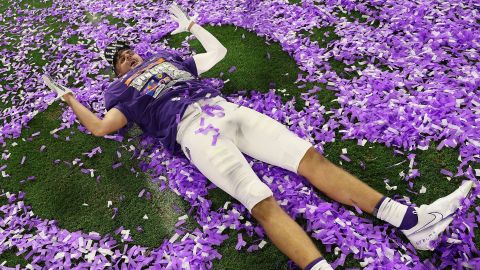 Ryan Quintanar de TCU Horned Frogs celebra con confeti después del Fiesta Bowl el 31 de diciembre de 2022.