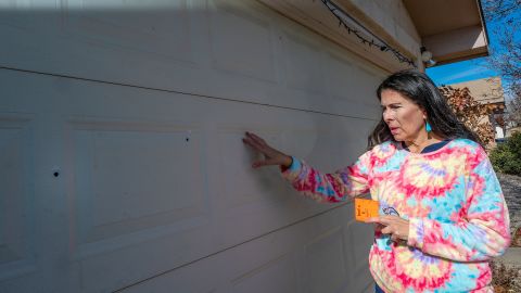 La sénatrice d'État Linda Lopez montre des trous de balle dans la porte de son garage après que sa maison a été abattue le mois dernier.