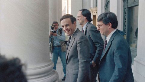 1986 年 3 月 13 日にニューヨークで開催された組織犯罪に関するニューヨーク ポスト フォーラムで講演する前の米国連邦検事ルディ ジュリアーニの写真。