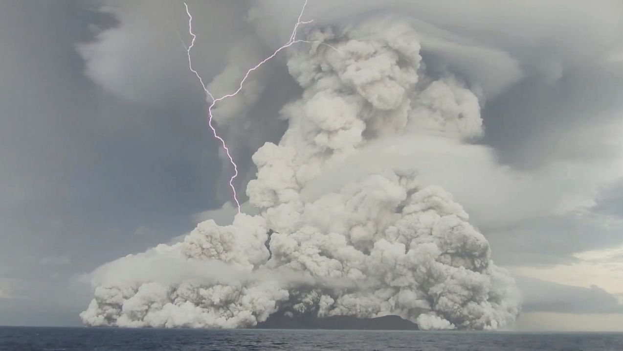 Lightning in the 'cataclysmic' Tonga volcano eruption shattered 'all  records' | CNN