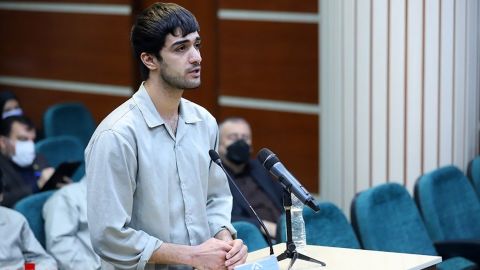 Mohammad Mehdi Karami n'a pas obtenu le droit définitif de parler à sa famille avant son exécution, selon un avocat qui l'a défendu.
