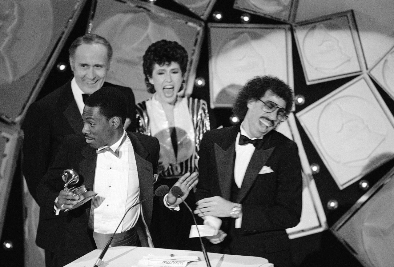Lionel Richie reacts as Murphy, who earlier vowed "I ain't leavin' without a Grammy," runs away with Richie's top male vocalist Grammy during the 1983 ceremony.