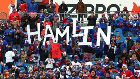 Buffalo Bills 팬들이 일요일 경기 전에 Demar Hamlin을 지지하는 사인을 들고 있습니다.