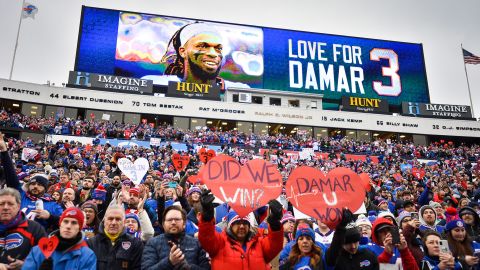 रविवार को न्यू इंग्लैंड पैट्रियट्स के खिलाफ एनएफएल के फुटबॉल खेल से पहले प्रशंसक बफ़ेलो बिल्स सुरक्षा डामर हैमलिन के समर्थन में खड़े हैं।