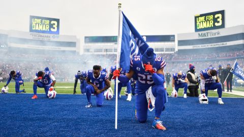 El corredor de los Buffalo Bills, Taiwan Jones (25), se arrodilla en oración por la seguridad Damar Hamlin antes del partido del domingo.