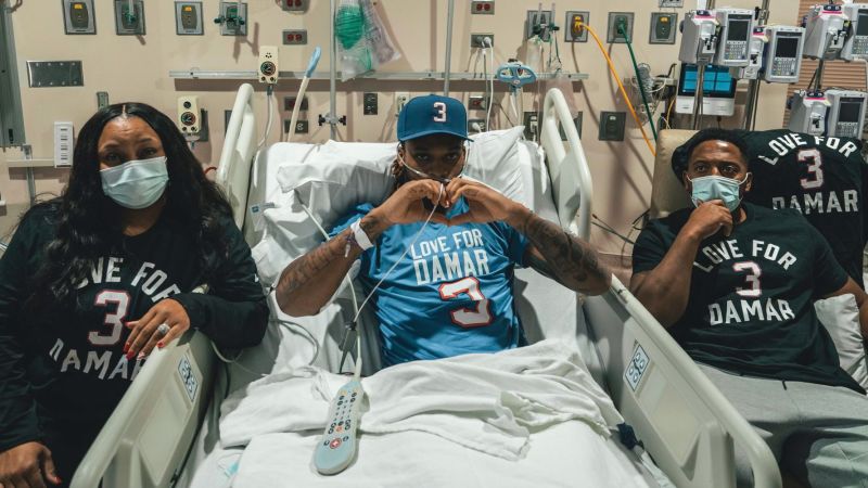 Demar Hamlin은 현장에서 쓰러진 지 일주일 후 Buffalo Bills를 응원하는 병원 침대에서 사진을 게시합니다.