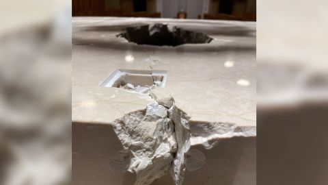 अर्कांसस में सुबियाको एबे के चर्च में वेदी को नुकसान।