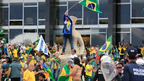 Bolsonaro supporters invade Planalto Presidential Palace while clashing with security forces in Brasilia on January 8.  Jailed Bolsonaro supporters are unrepenting in the aftermath of the January 8 riot 230108162935 brasil irrupcion congreso