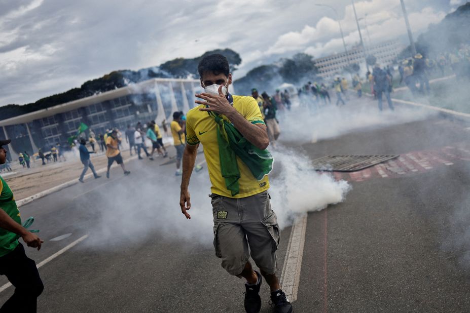 Supporters of former President Jair Bolsonaro demonstrate outside Planalto Palace.