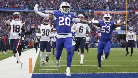 Hines scores a touchdown on a kickoff return against the Patriots.