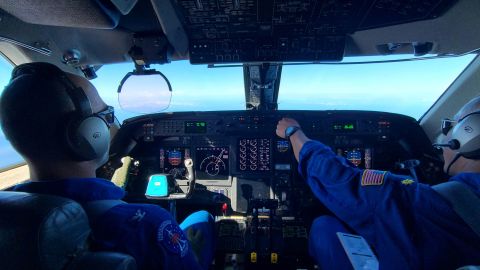 एयरक्राफ्ट कमांडर कैप्टन जेसन मंसूर और फ्लाइट डायरेक्टर जेम्स कारपेंटर ने 17 दिसंबर, 2022 को वायुमंडलीय नदियों के मिशन की प्रगति पर चर्चा की।