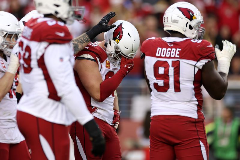 JJ Watt receives emotional standing ovation after final NFL game