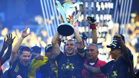 Bale lifts the trophy aft  winning the MLS Cup Final connected  November 5, 2022.
