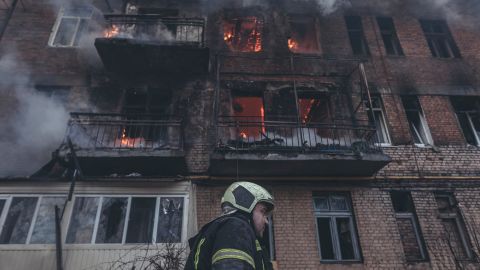 Ukrainische Feuerwehrleute löschen am 7. Dezember 2022 ein Feuer, nachdem die russische Armee Bachmut in der Ukraine beschossen hat.