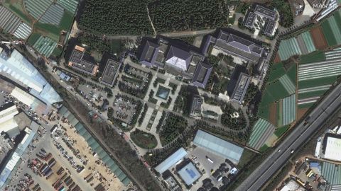 Cina: Gambar satelit menangkap kerumunan orang di krematorium dan rumah duka saat lonjakan Covid berlanjut