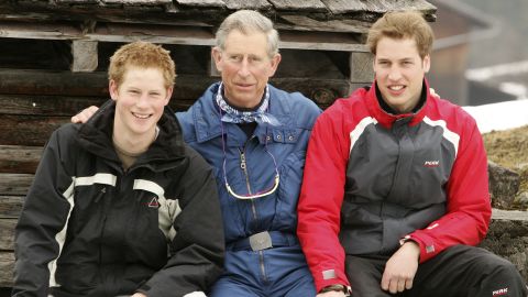 O então príncipe Charles posa com seus filhos Harry e William durante férias de esqui em família na Suíça, em 2005.  