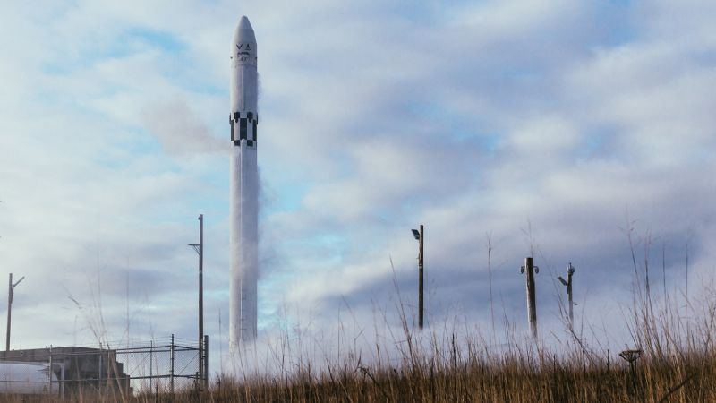 Um lançamento de foguete falhou em uma tentativa de lançar satélites na costa do Alasca