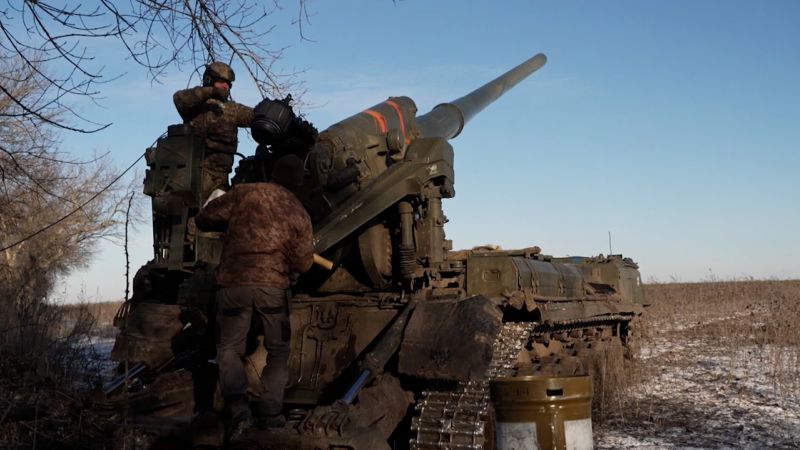 Video: CNN gets a close look at Soviet-era artillery system used by Russia and Ukraine | CNN
