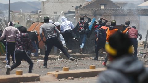 Demonstrators pictured on January 9, 2023 clash with security forces during a protest near the Juliaca airport in Peru.   Peru&#8217;s top prosecutor launches inquiry into president and top ministers after deadly protests 230111120135 01 peru president boluarte inquiry