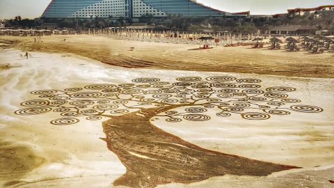 This record-breaking artist makes use of the seashores of Dubai as his canvas