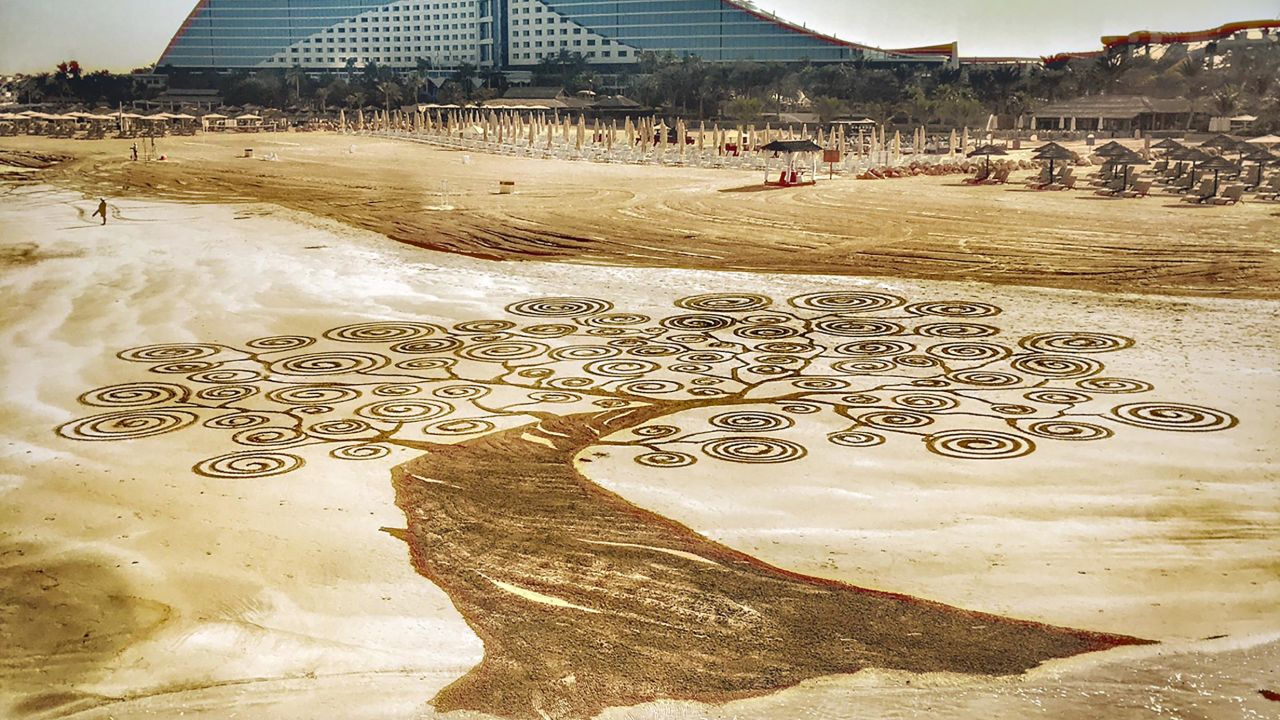 Шоу в дубае 2024. Солнце в пустыне Эмиратов. Ковер Дубайский песок. Пляж Дубаи 9 утра. Пляж в Дубае 70 годы.