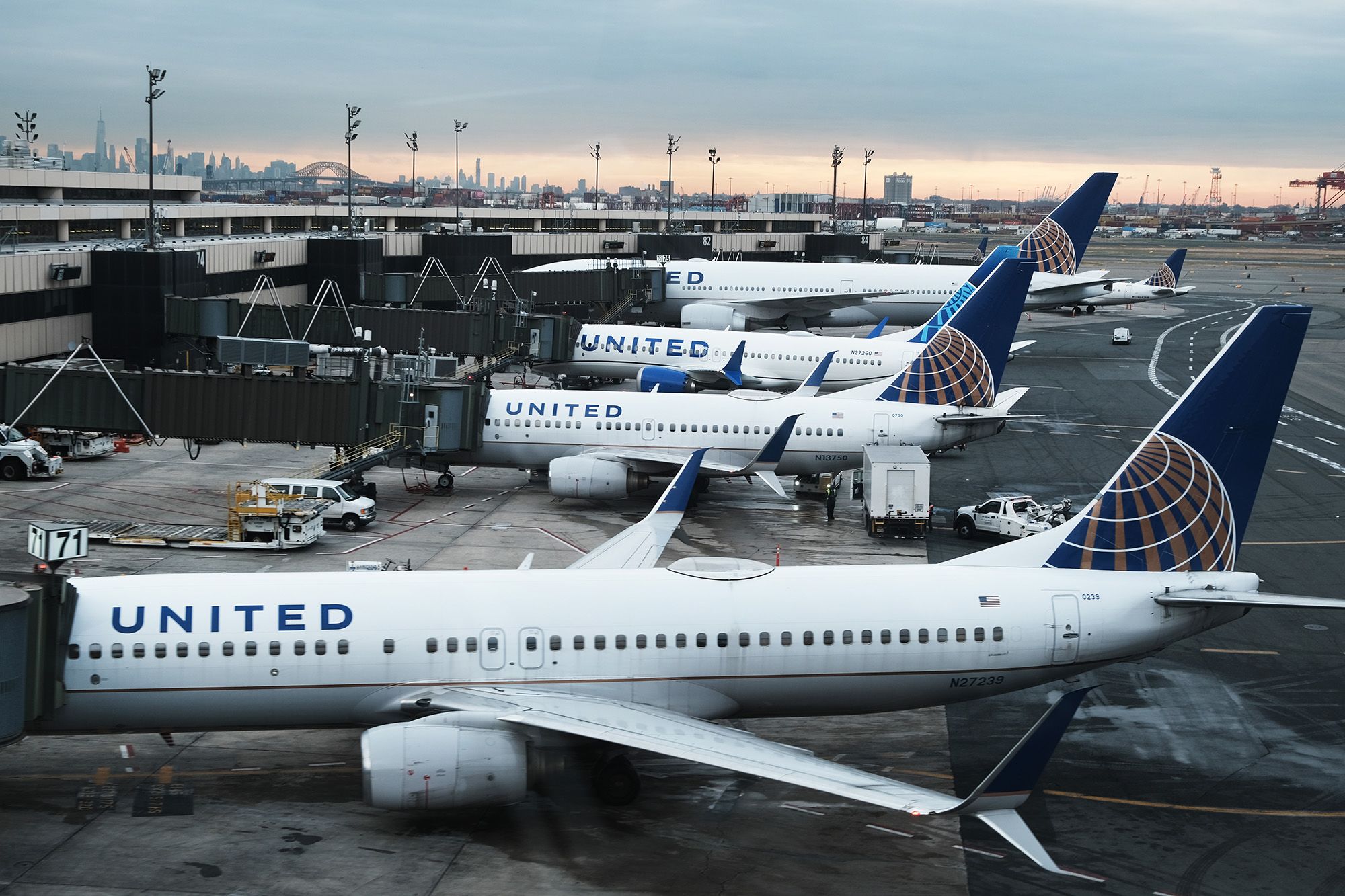 United will cut some New York-area, D.C. flights after US waiver