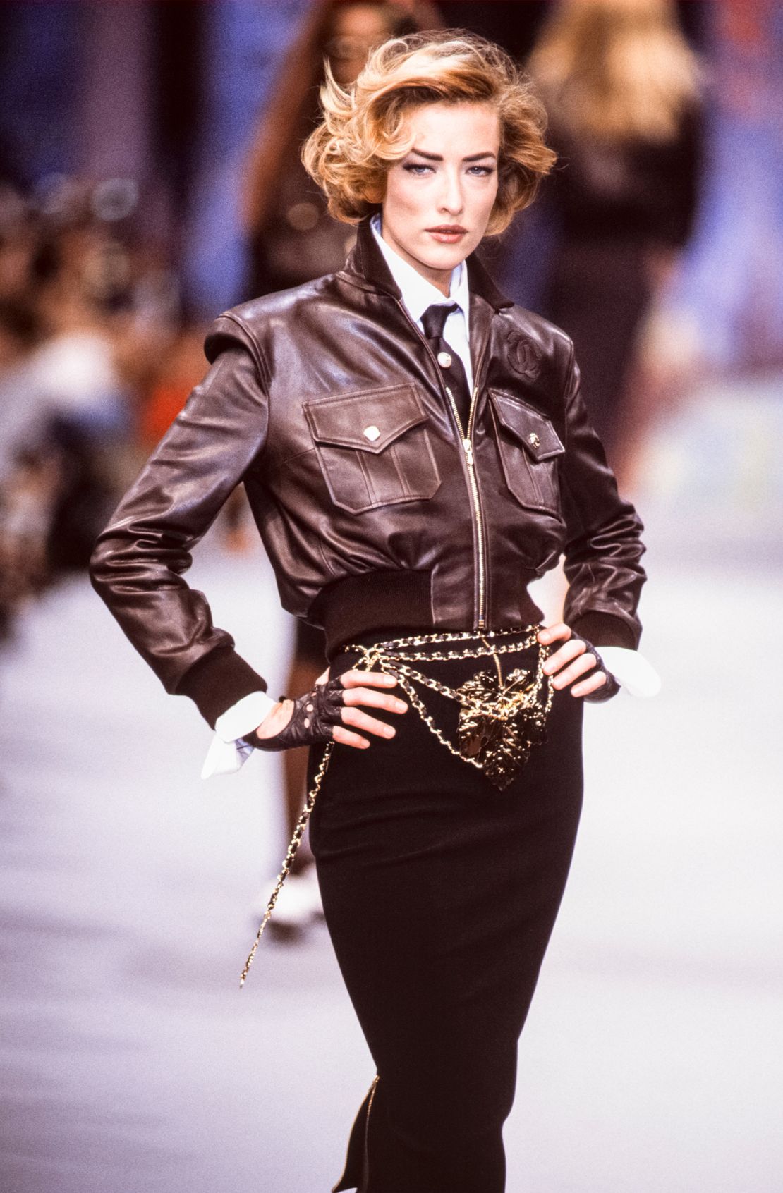 Tatjana Patitz walks the runway at the Chanel Ready to Wear Spring/Summer 1991-1992 fashion show during Paris Fashion Week in 1991.