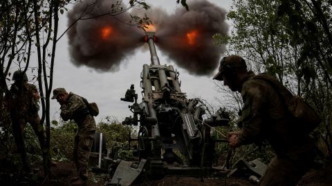 Oekraïense militairen vuren een granaat af vanaf een M777 Houwitser op een frontlinie, terwijl de Russische aanval op Oekraïne doorgaat.