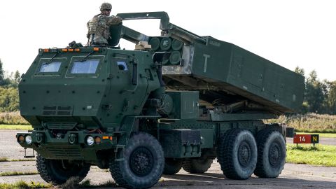 Een High-Mobility Artillery Rocket System (HIMARS) tijdens militaire oefeningen op Spilve Airport in Riga, Letland.