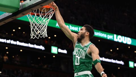 Tatum dunks against the Pelicans.